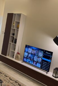 طاولة تلفاز برفوف لون أبيض مع بني