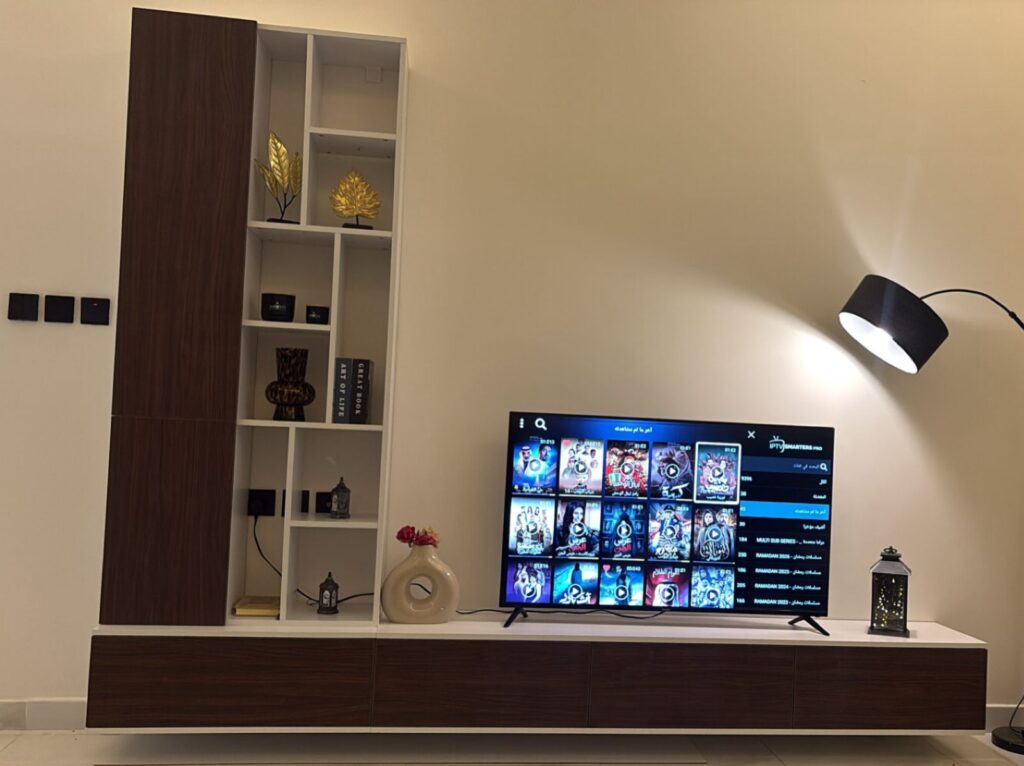 طاولة تلفاز برفوف لون أبيض مع بني