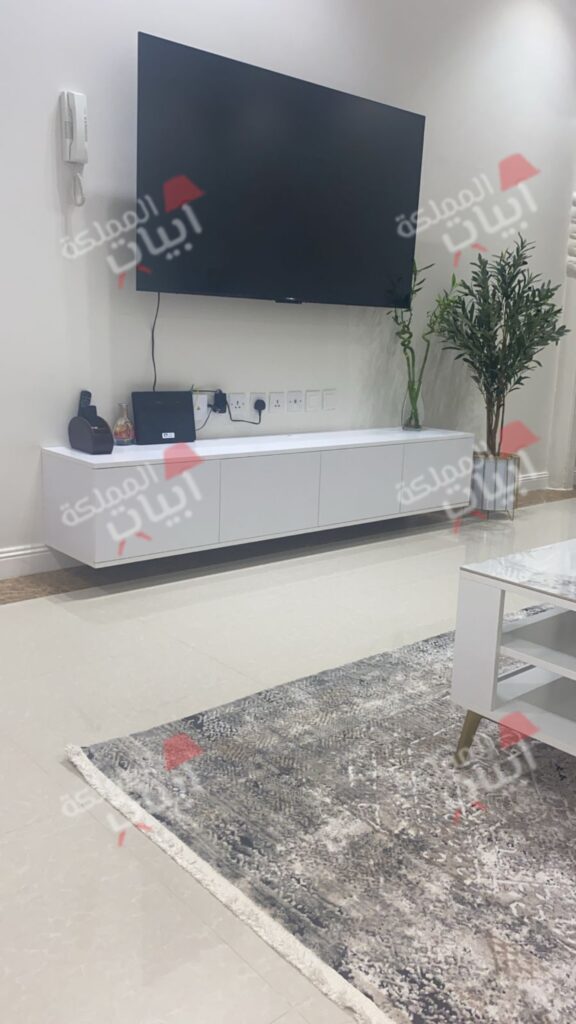 طاولة جداريه بيضاء بعد التركيب